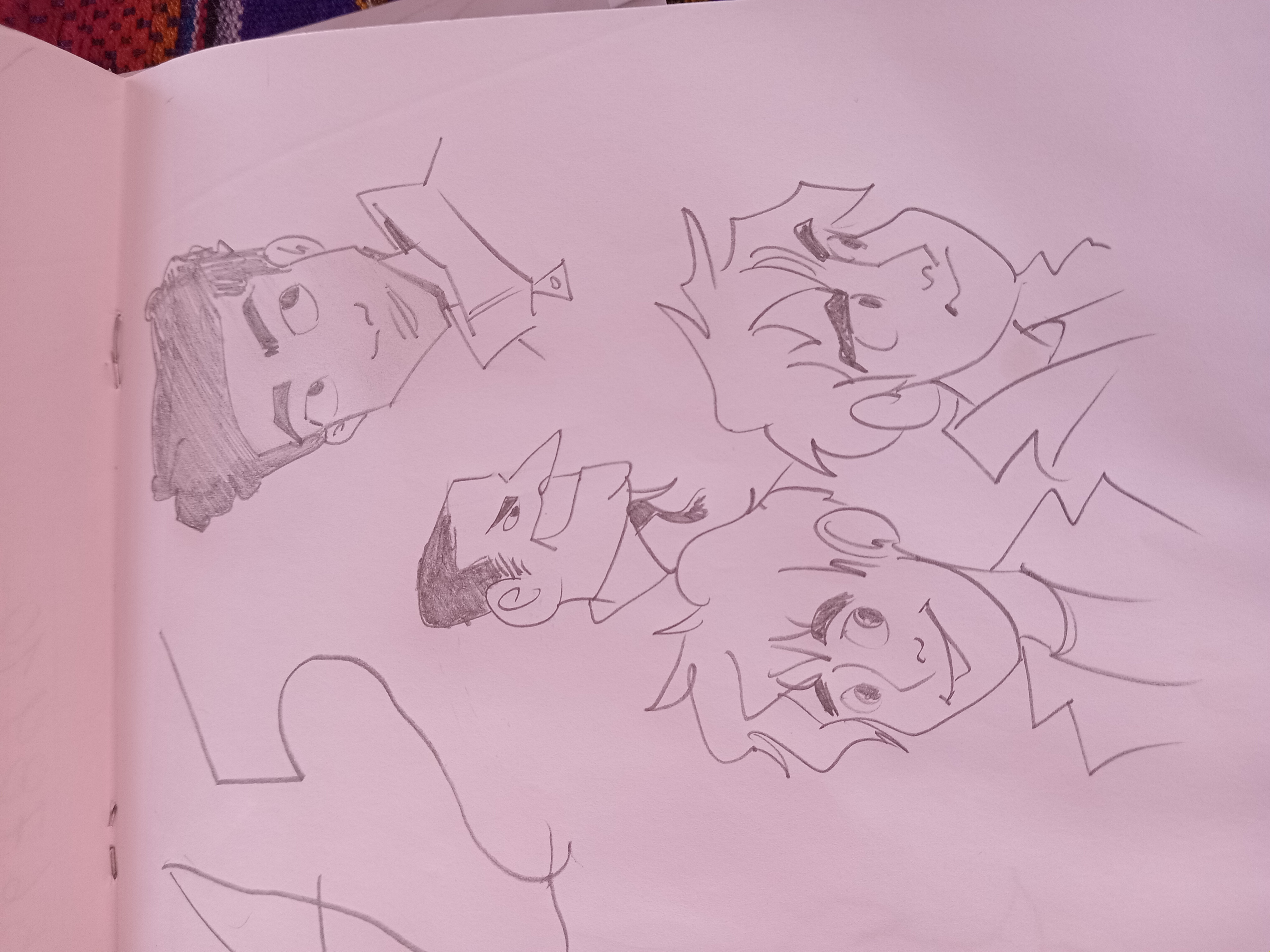Dibujos a lápiz grafito de rostros y cabezas de personajes ficticios