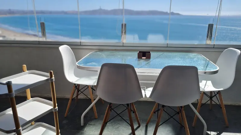 Mueble comedor en terraza con vista al mar
