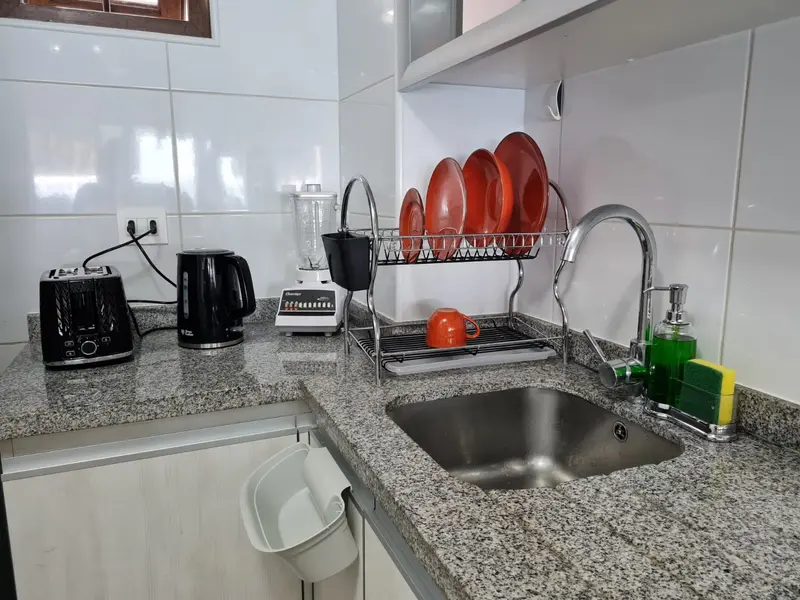 Cocina equipada con encimera de granito y lavaplatos