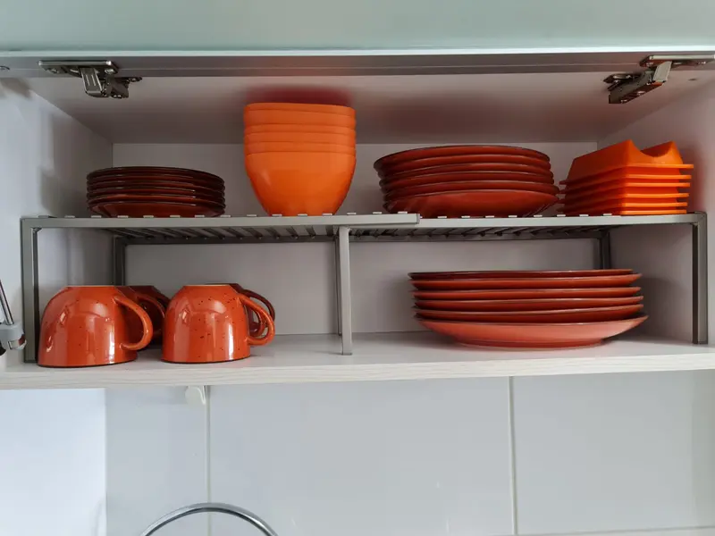 Organización de platos y tazas en gabinetes superiores