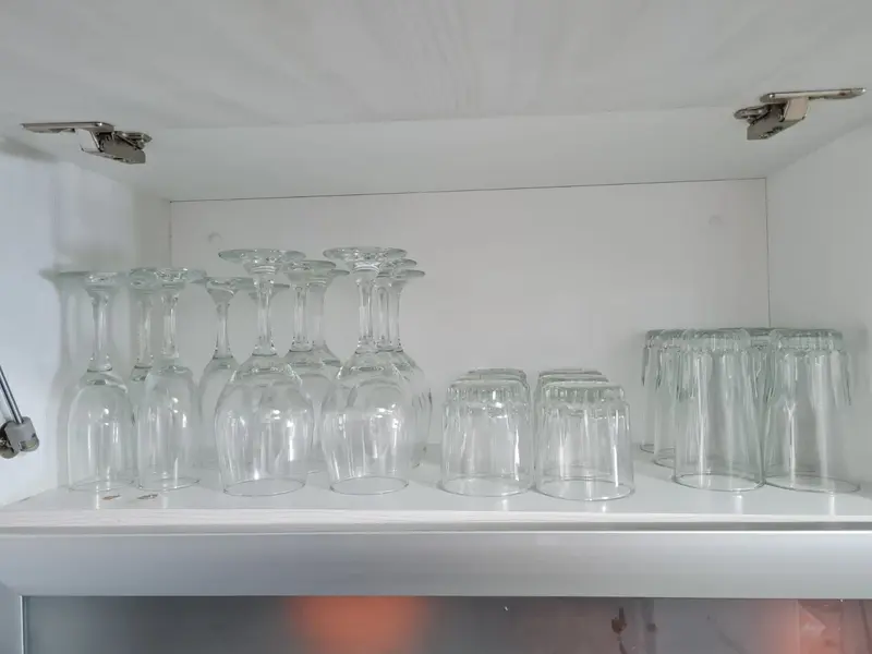 Copas y vasos organizados en el mueble de cocina