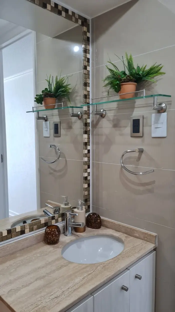 Detalle de vajilla y cristalería