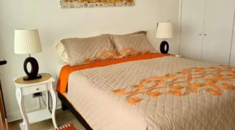 Dormitorio principal con ropa de cama de alta gama