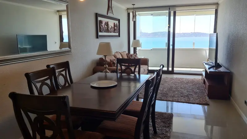 Comedor principal con vista al living y terraza