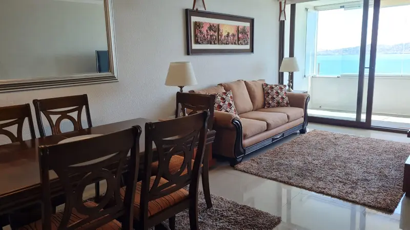 Living equipado con sofá y mesa de centro