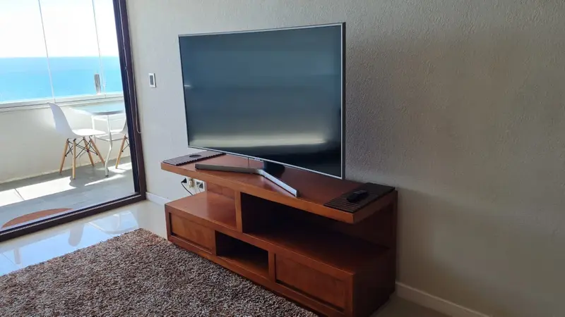 Smart TV Samsung sobre mueble de madera