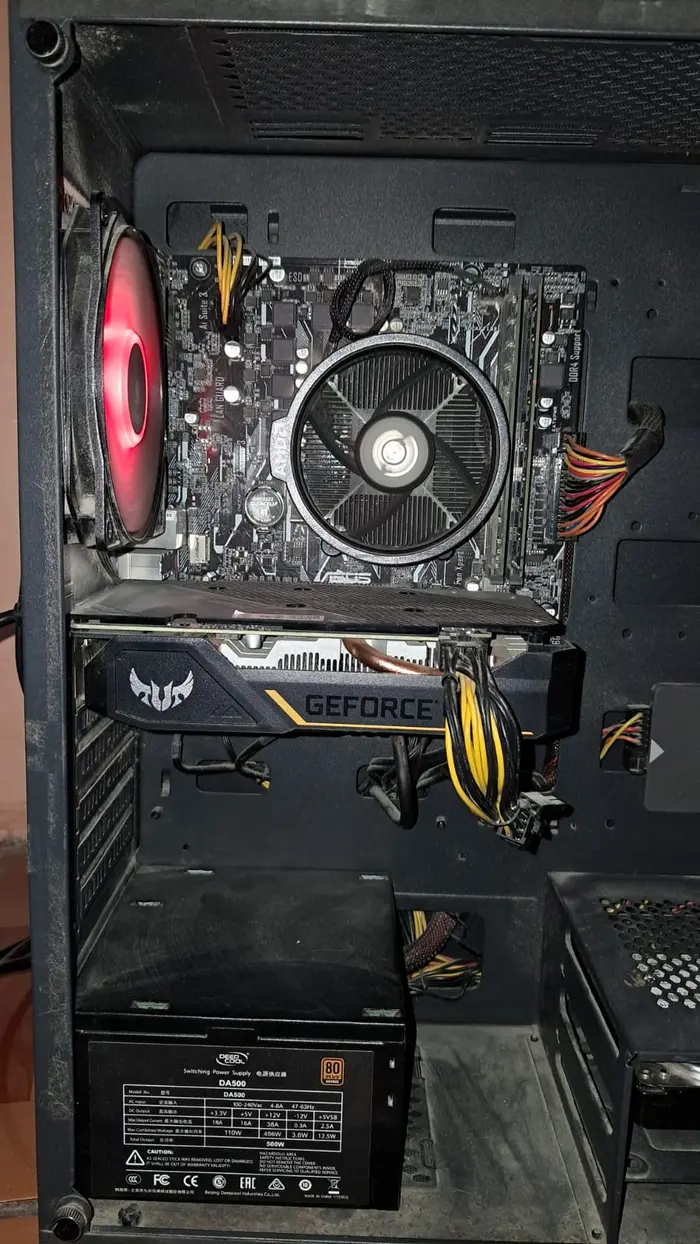 Vista general del setup gamer con monitor MSI y torre iluminada