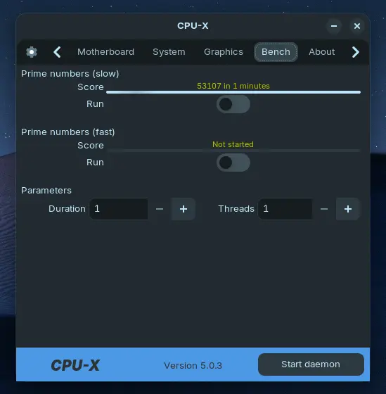 Vista general del setup gamer con monitor MSI y torre iluminada