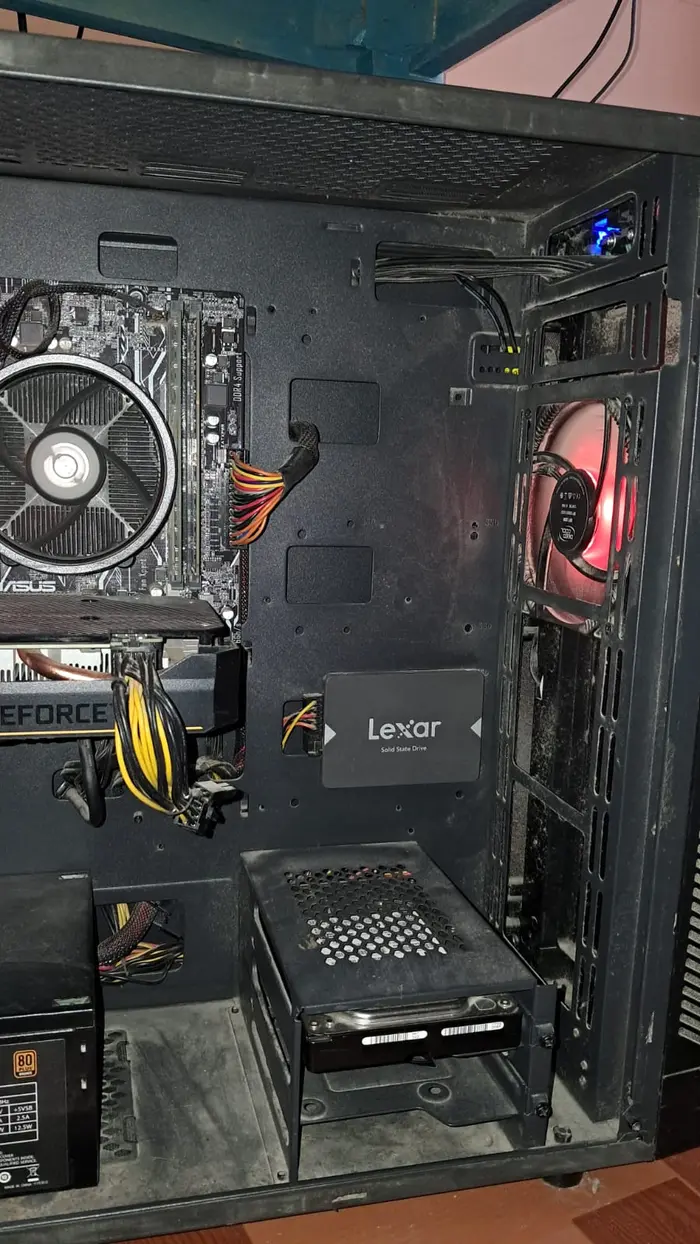 Vista general del setup gamer con monitor MSI y torre iluminada