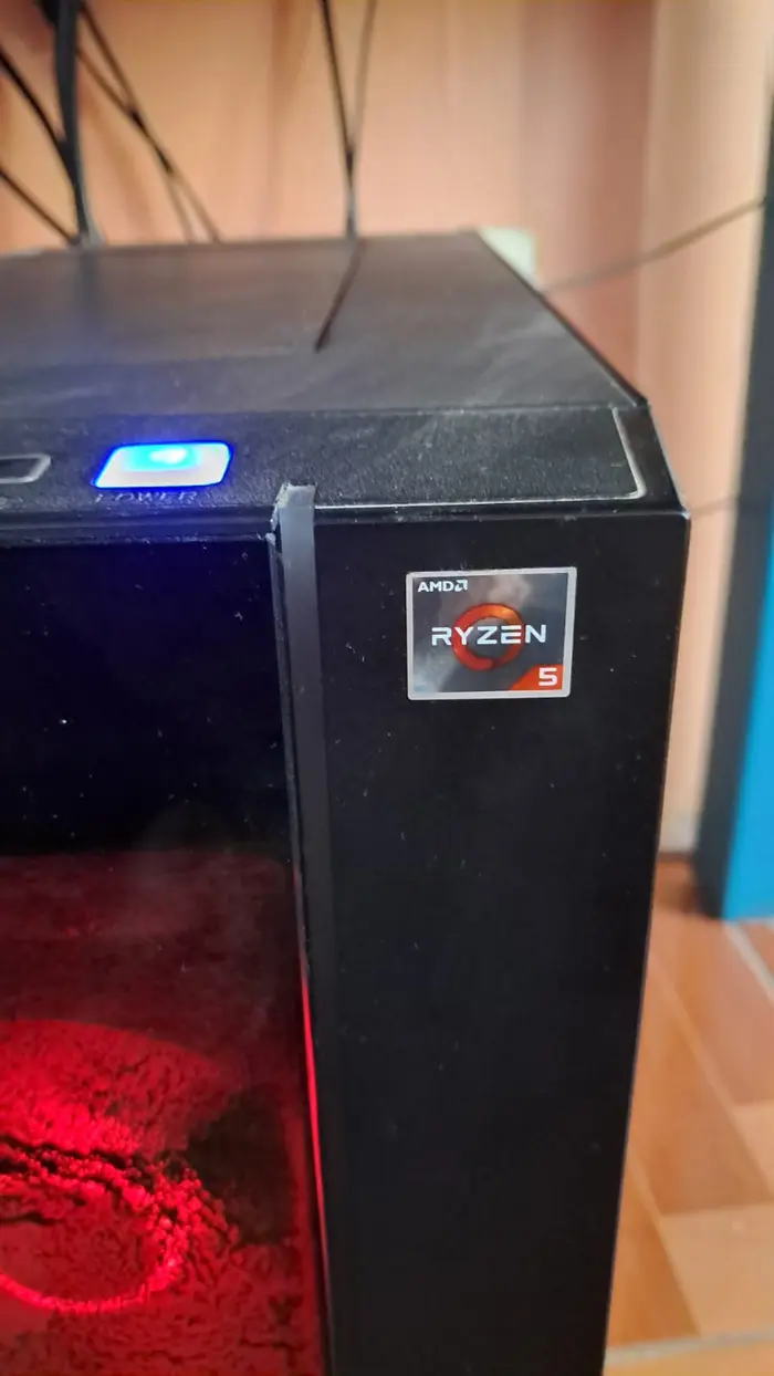 Vista general del setup gamer con monitor MSI y torre iluminada