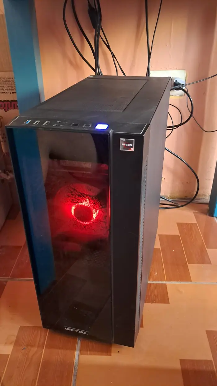 Vista general del setup gamer con monitor MSI y torre iluminada