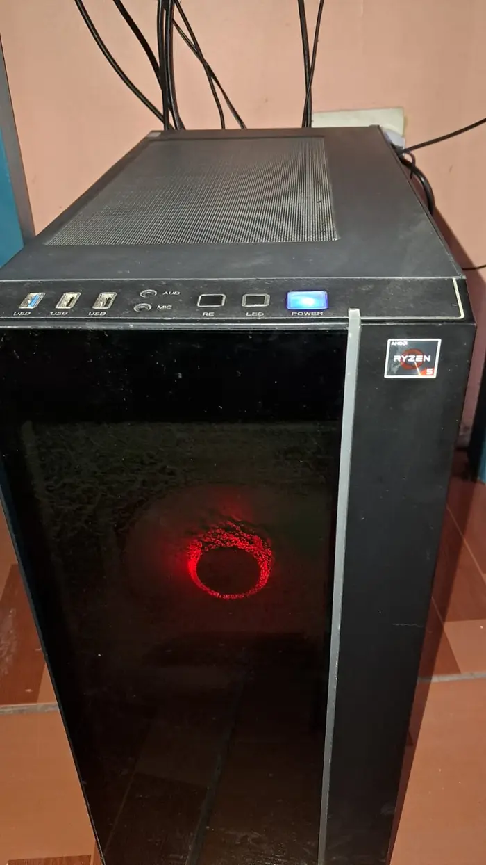 Vista general del setup gamer con monitor MSI y torre iluminada