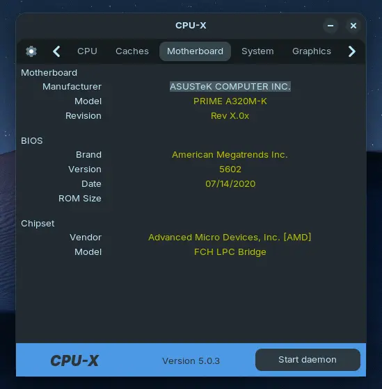 Vista general del setup gamer con monitor MSI y torre iluminada